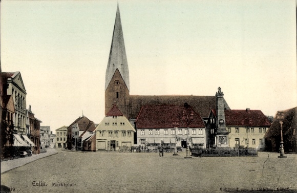 Ak Eutin in Ostholstein, Eutin Marktplatz, Kirche im Hintergrund,  Architektur