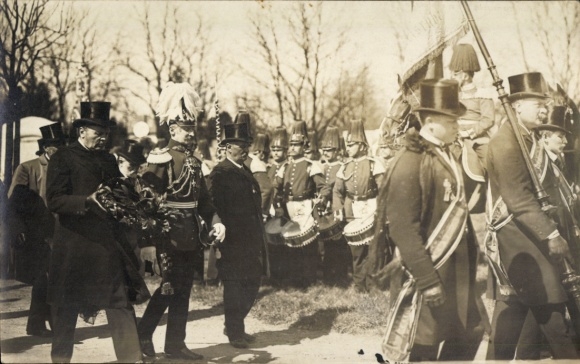 Photo Postcard Karlsruhe in Baden Württemberg, German soldiers in uniforms, parade, funeral service?