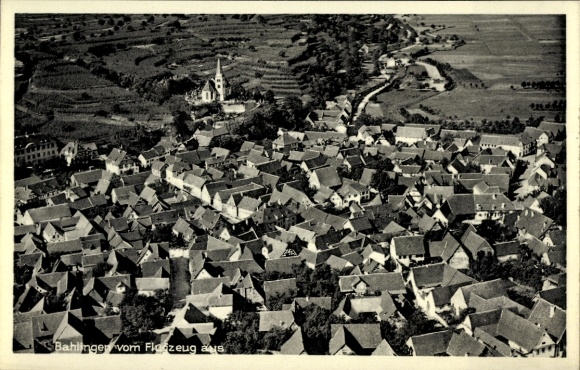 KP Bahlingen am Kaiserstuhl, widok z lotu ptaka na wiele dachów, kościół, zielony krajobraz