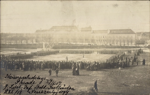 Photo Postcard Saarbrücken in Saarland, Kaiser's birthday parade 1917, Inf-Batl.