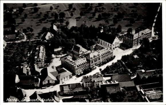 Ak Herten im Ruhrgebiet Westfalen, Luftaufnahme von  St. Josefs Anstalt, umgeben von Natur