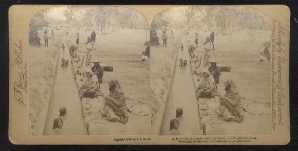 Stereo photo Mexico, locals, bathing children, washerwomen at an irrigation canal, around 1890