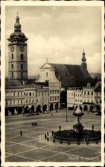 Ak České Budějovice Budweis Südböhmen, Stadtplatz, Springbrunnen, Kirche, historische Gebäude,...