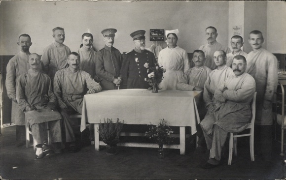 Photo Postcard Nuremberg in Middle Franconia, military hospital, patients and support staff