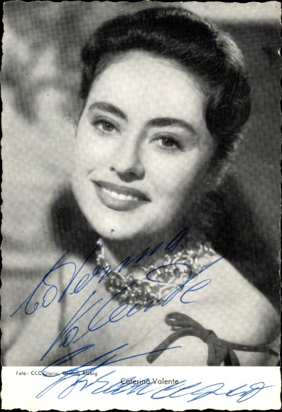Postcard actress and singer Caterina Valente, portrait, autograph