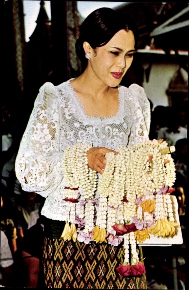 Postcard Queen Sirikit, portrait