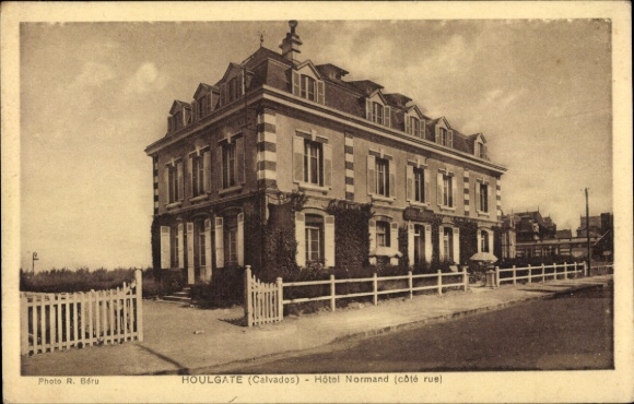Ak Houlgate Calvados, Hôtel Normand, 2-stöckiges Gebäude, klassischer Baustil, Zaun, Strasse