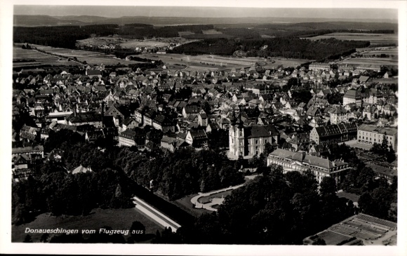 Ak Donaueschingen im Schwarzwald, Luftaufnahme von  zahlreiche Dächer, Landschaft, keine Persönli