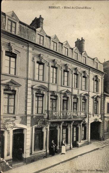 Ak Bernay Eure, Hôtel du Chéval-Blanc, klassisches Gebäude, Straßenszene,  Architektur
