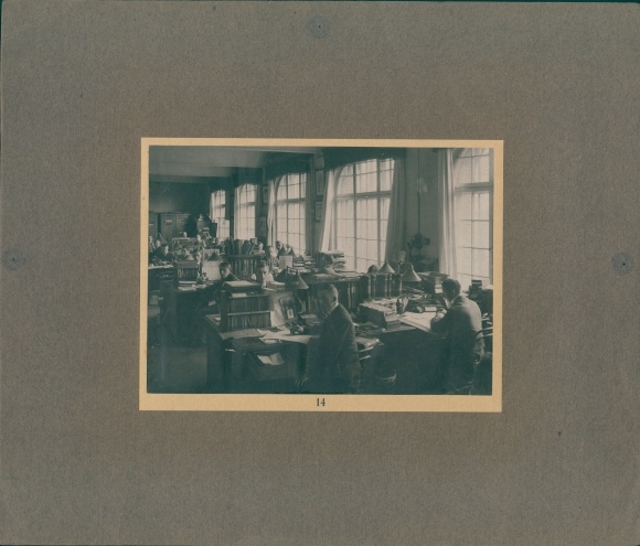 Photo open plan office, desk, typewriter, stamp