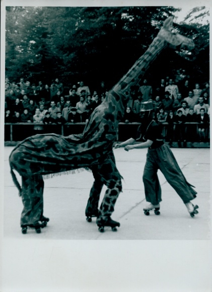 Photo Berlin Friedrichshain, opening of the roller skating rink, costumes, giraffe and monkey on roller skates
