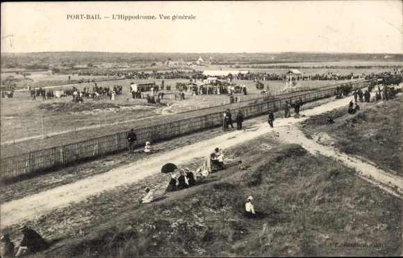 Ak Port Bail Portbail Manche, Hippodrom mit Zuschauern, offene Landschaft, Zäune, Pferderennen