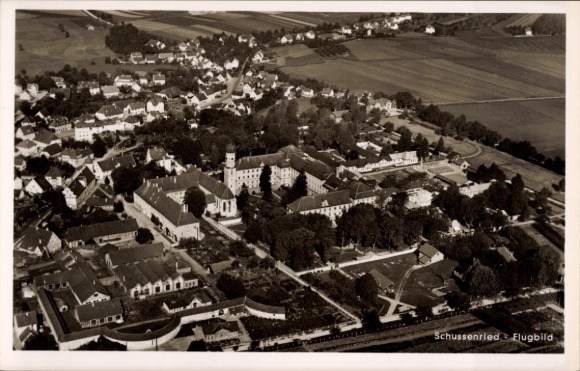 Ak Bad Schussenried in Oberschwaben, Luftaufnahme von  Klosteranlage, umliegende Felder
