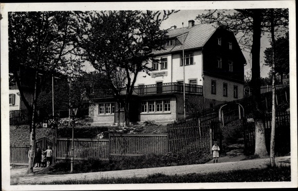 Postcard Zöblitz Marienberg in the Erzgebirge of Saxony, lot at the youth hostel DJH, children