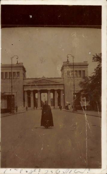 Photo Postcard Munich Bavaria, woman in front of the Propylaea