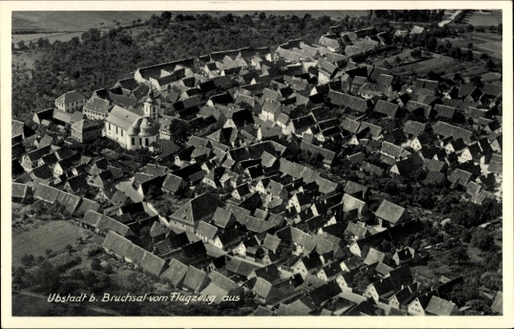 Ak Ubstadt Weiher Baden Württemberg, Luftaufnahme von Ubstadt, Häuseransichten, Kirche, ländliche