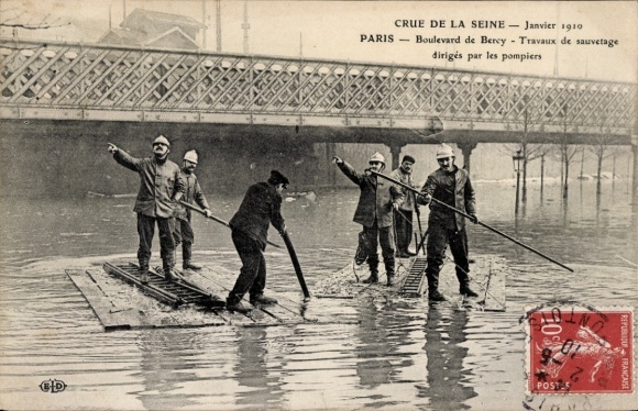 Ak Paris XII, Boulevard de Bercy, overstroming van de Seine 1910, brandweer tijdens reddingsoperatie