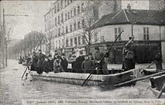 Ak Ivry sur Seine Val de Marne, Hochwasser Januar 1910, Boot