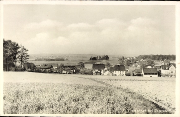 Postcard Ullersdorf Radeberg in Saxony, landscape with houses, fields in the foreground, clouds in the sky