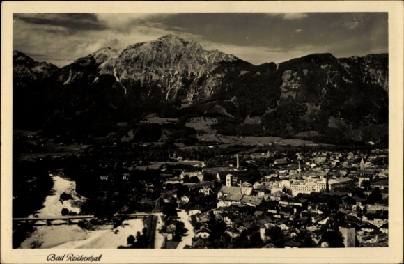Ak Bad Reichenhall in Oberbayern, Panoramablick auf  hohe Berge, Stadtansicht, Fluss