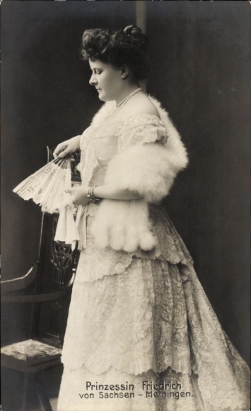 Postcard Princess Friedrich of Saxony Meiningen, Adelheid zur Lippe Biesterfeld, dress, fur, fan