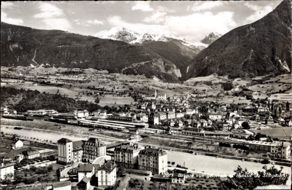 KP Brigue Brig Glis Kanton Valais, widok na góry w tle, linia kolejowa, widok na miasto