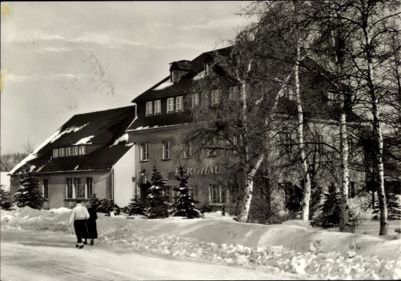 Ak Kühberg Bärenstein im Erzgebirge, Winterlandschaft, Berghaus, zwei Frauen im Schnee