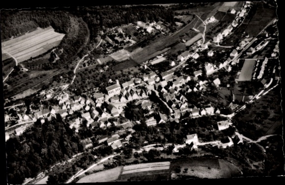 Ak Dagersheim Böblingen in Württemberg, Luftaufnahme von Dätzingen, Wohnhäuser, Kirche, Felder