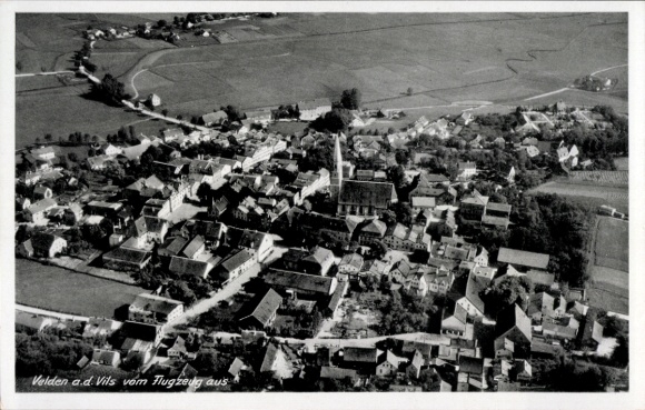 Ak Velden an der Vils Niederbayern, Luftaufnahme von  Gebäude, Straßen, ländliche Umgebung