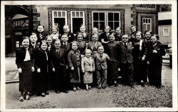 Postcard Paris, International Exhibition 1937, A group of the population of Kingdom of Lilliput