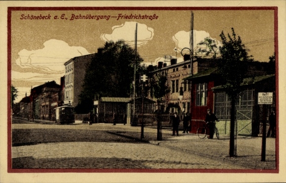 Ak Schönebeck an der Elbe, Schönebeck a. E., Bahnübergang-Friedrichstraße, Straßenansicht, Person