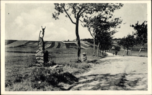 Ak Saarburg an der Saar Bezirk Trier, Landschaftsaufnahme mit Weg, Bäumen und Statue, Felder i...