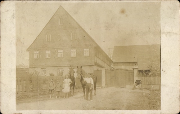 foto Sankt Egidien in Sachsen, familie bij de ingang van de boerderij
