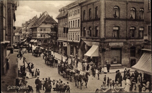 Postcard Göttingen in Lower Saxony, Weender Straße, parade with horse-drawn carriages, shop Wilh. von Ahnen