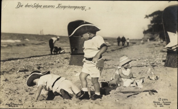 Ak Die drei Söhne des deutschen Kronprinzenpaares, Urlaub am Strand, PH 2314