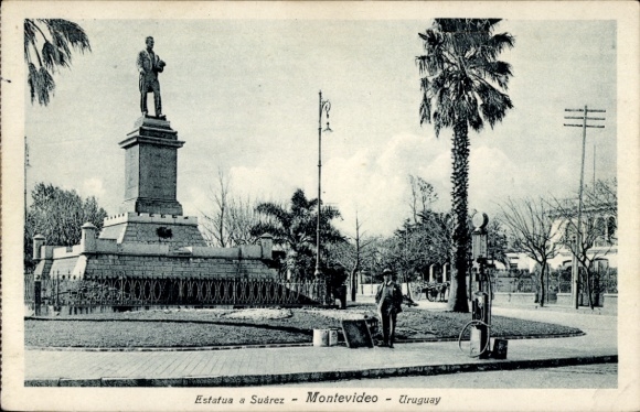 Ak Montevideo Uruguay, Statue von Suárez,  Uruguay, Palmen, Straßenansicht