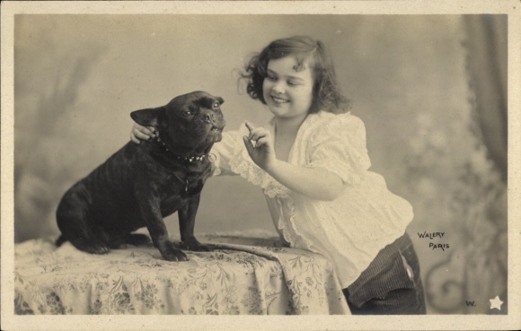 Ak Mädchen mit französischer Bulldogge, Fotograf Walery Paris