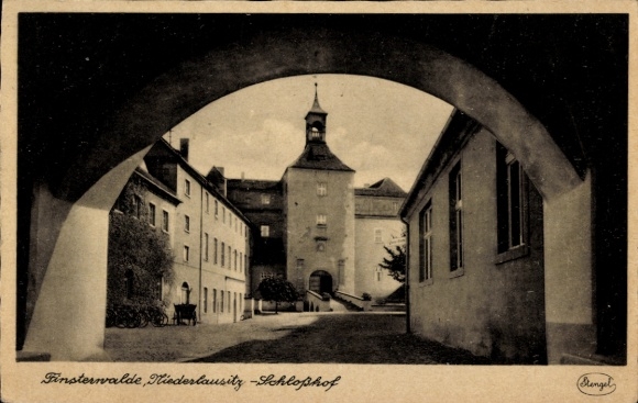 Ak Finsterwalde in der Niederlausitz, Schlossgebäude, Türme, Arkade, historische Architektur