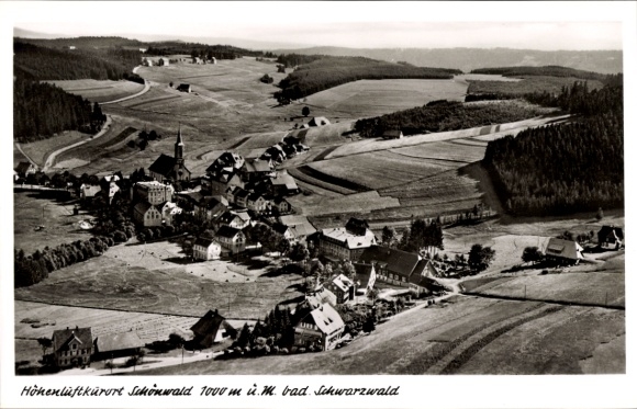 Ak Schönwald im Schwarzwald, Luftaufnahme des Orts  Schwarzwald, Landschaft, Kirchengebäude