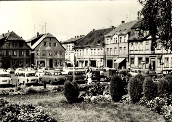 Ak Waren an der Müritz, Marktplatz, Parkplatz
