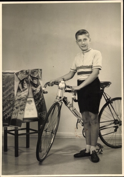 Photo Berlin Schöneberger Radfahr Verein Iduna 1910, 5th place 1961, boy with racing bike