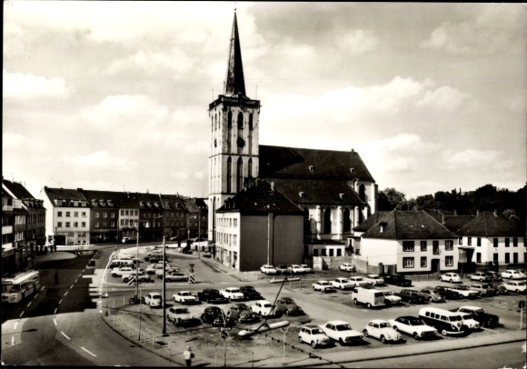 Viersen in North Rhine-Westphalia, Old Market Square, church, many cars, historic building, wool...