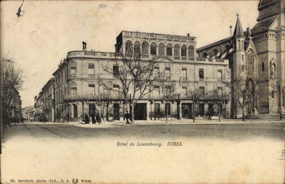 Postcard Nîmes Gard, Hotel du Luxembourg, black and white photo, people on the street