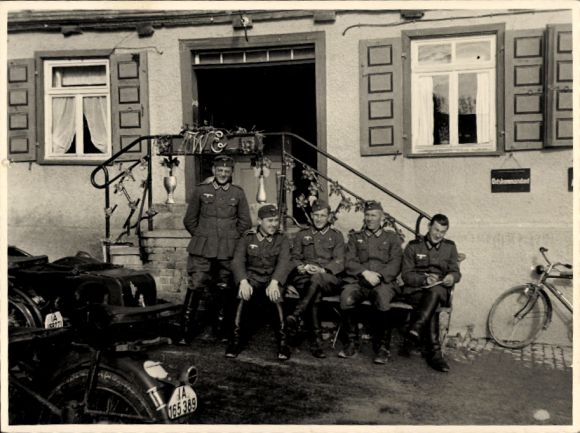 Photo Laichingen in Württemberg, Wehrmacht soldiers in uniforms