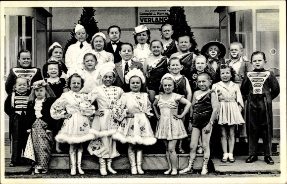 Postcard CH Schäfers Circus Stadt Liliput, costumes, group photo