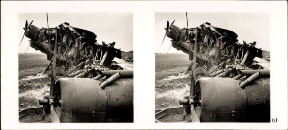 Stereo Raumbild Foto "Der Kampf im Westen" Nr. 61, Zerstörtes Kampfflugzeug nach dt. Bombenangriff