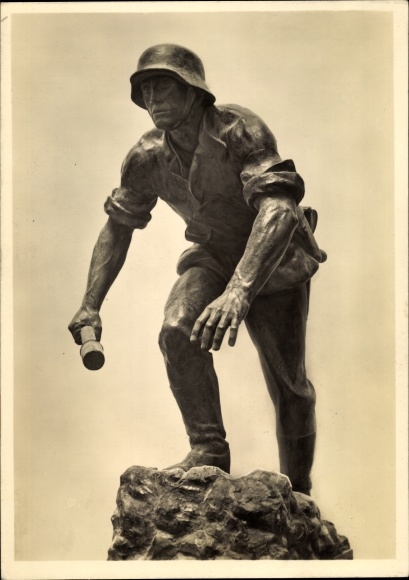 Postcard plastic by Bernd Hartmann-Wiedenbrück, Aufturmender Grenadier, HDK 462