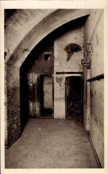 Postcard Douaumont Lorraine Meuse, Fort Vaux, central telephone room, two doors, surroundings