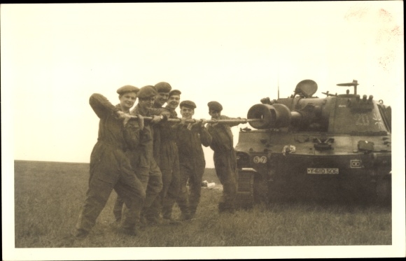 Photo Postcard soldiers with tank, Bundeswehr, Y 610 506