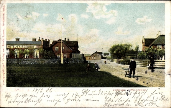 Postcard Wenningstedt Sylt in North Friesland, lot on the village street, Hotel Friesenhof